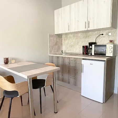 Rhodes Central: King Bed Rhodes City