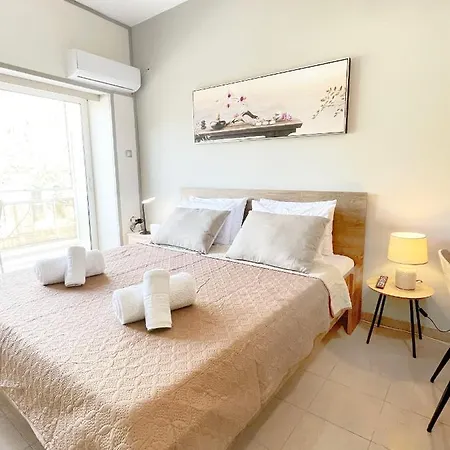 Rhodes Central: King Bed