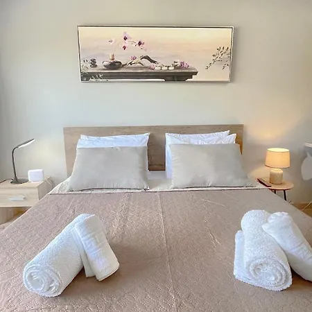 Rhodes Central: King Bed * עיר רודוס