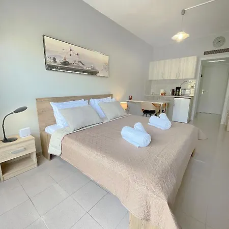 Rhodes Central: King Bed * עיר רודוס