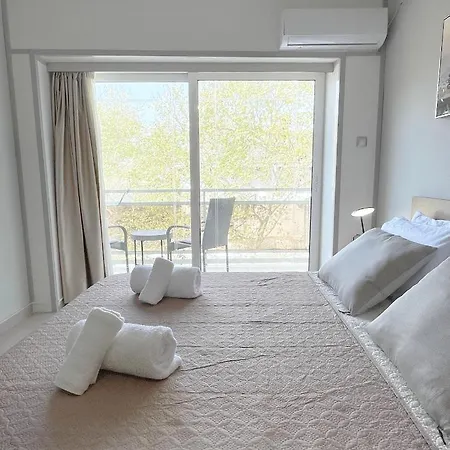 Rhodes Central: King Bed עיר רודוס