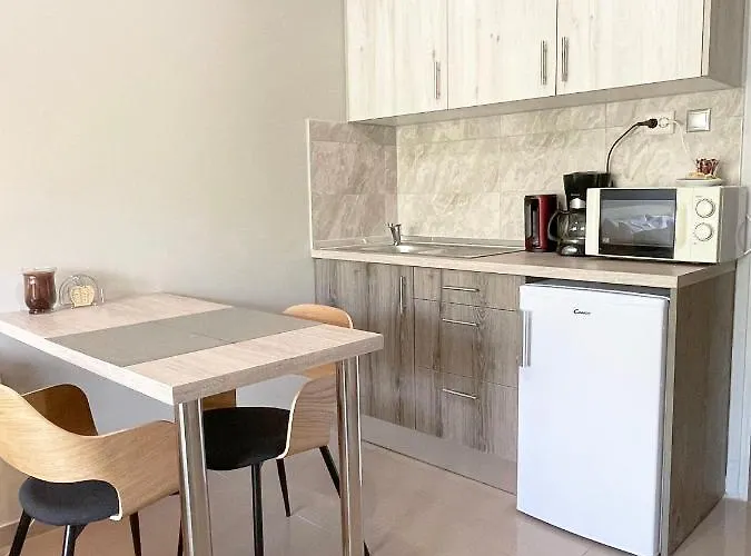 Rhodes Central: King Bed Rhodes City