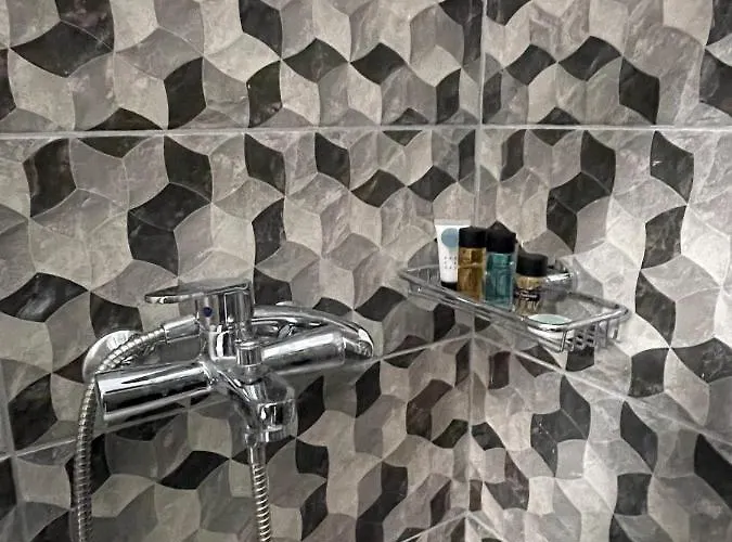 Rhodes Central: King Bed Apartman