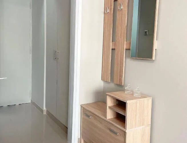 Rhodes Central: King Bed Apartman *