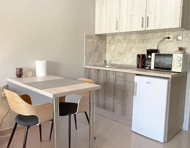 Rhodes Central: King Bed Apartman