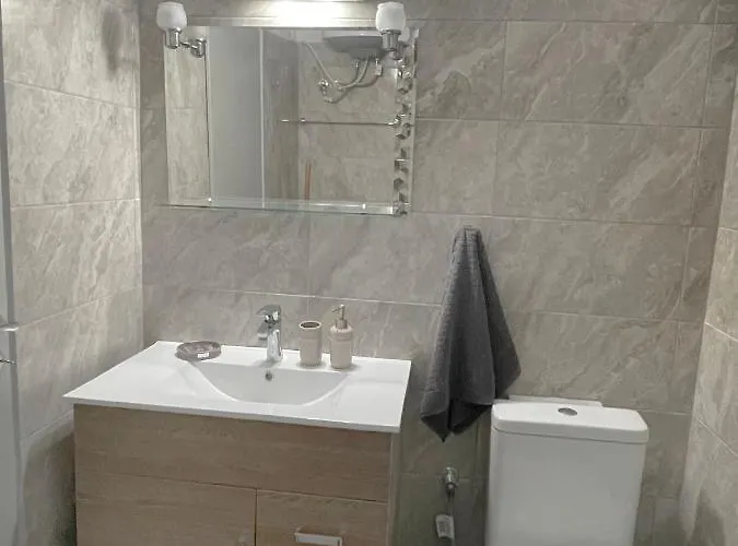 Rhodes Central: King Bed *