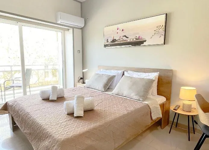 Rhodes Central: King Bed Apartman