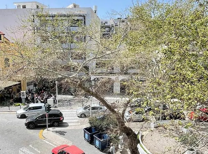 Rhodes Central: King Bed Apartman *