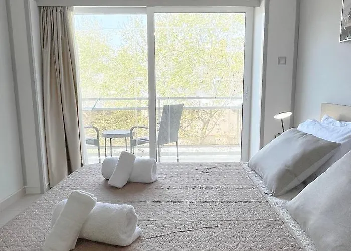 Rhodes Central: King Bed Rhodes City