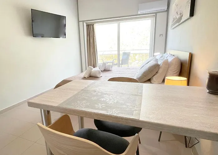 Rhodes Central: King Bed